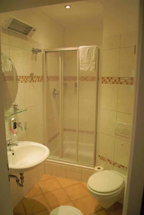 Hotel Am Bahnhof Вайльбург Экстерьер фото