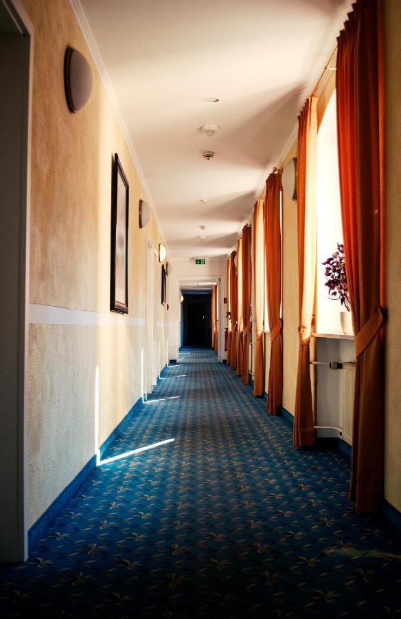 Hotel Am Bahnhof Вайльбург Экстерьер фото