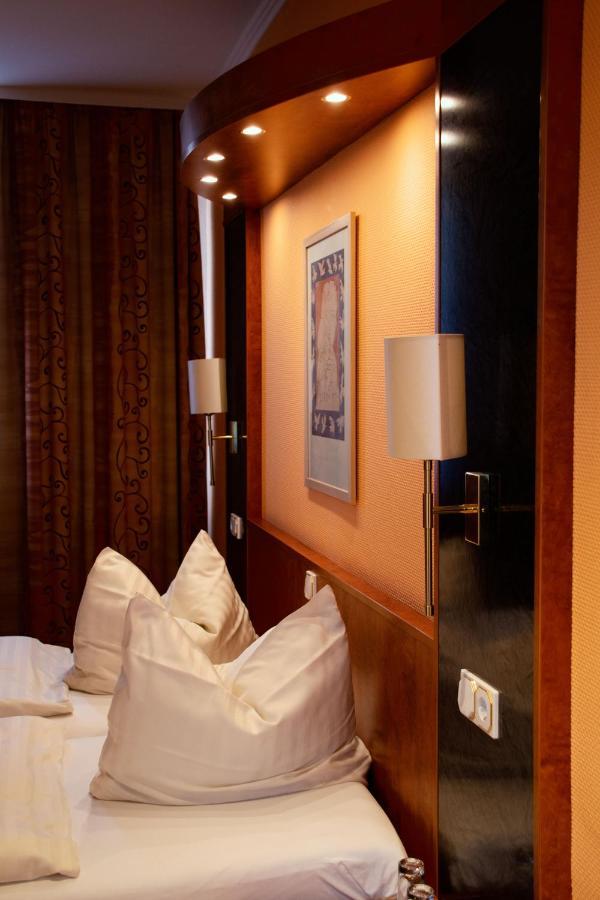 Hotel Am Bahnhof Вайльбург Экстерьер фото
