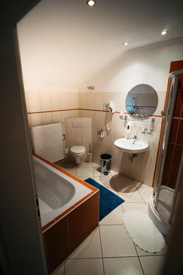 Hotel Am Bahnhof Вайльбург Экстерьер фото