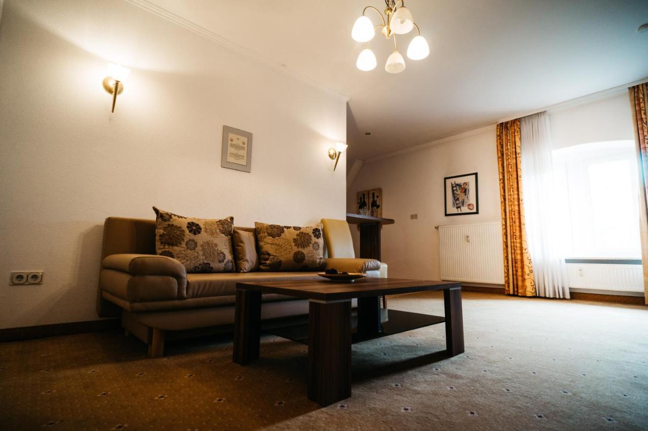 Hotel Am Bahnhof Вайльбург Экстерьер фото